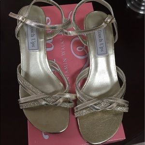 Gold ‘touch ups’ kitten heels - sz 5.5